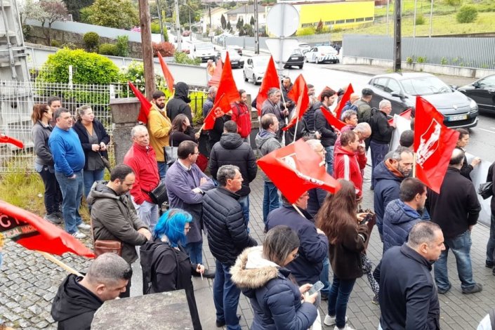 Trabalhadores da Mafil concentram-se à porta da empresa de cutelaria, em Fermentelos, Guimarães, a 14 de Abril de 2023, na primeira greve mensal de uma hora de outras que se seguirão até ao fim do ano, se a gerência não responder às suas reivindicações