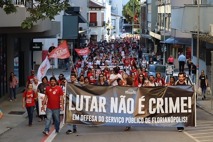 Trabalhadores do Município de Florianópolis, no Sul do Brasil, manifestam-se pelas ruas do centro da cidade, a 7 de Junho de 2023