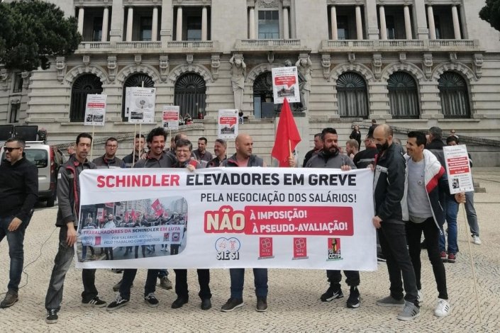 Trabalhadores da Schindler em greve, no Porto, a 24 de Abril de 2023 
