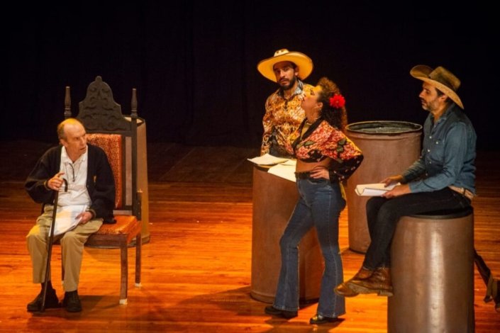 O festival abriu com a peça «El corrido del Rey Lear», levada à cena pelo grupo mexicano Puño de Tierra, no Teatro Nacional de Caracas