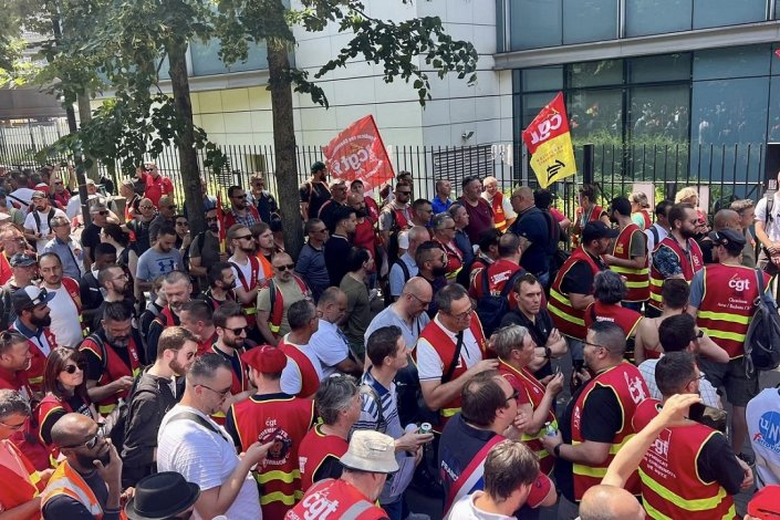 Trabalhadores ferroviários em greve protestam em Bourget, a 15 de Junho de 2023, contra o desmantelamento da empresa pública em França