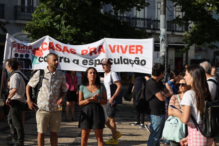 Vários movimentos pelo direito à habitação realizaram hoje, 22 de Junho de 2023, uma acção de protesto em Lisboa com o mote «O + Habitação não serve a população!». O protesto foi convocado pela plataforma Casa para Viver, que agrega movimentos como o Porta a Porta – Casa para Todos.