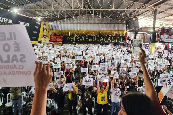 Após a decisão do Tribunal de Justiça, trabalhadores decidiram em plenário continuar a greve