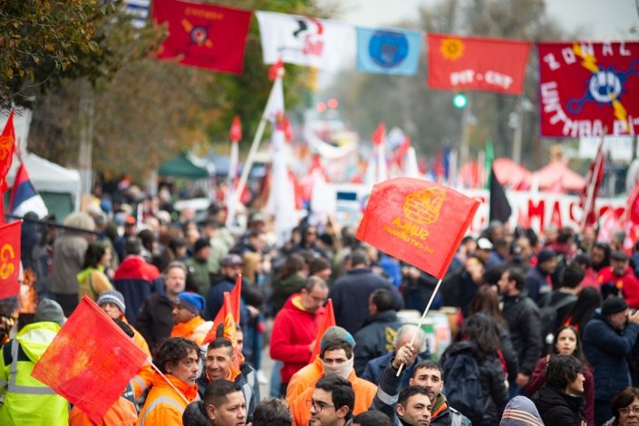 Milhares de pessoas mobilizaram-se, esta terça-feira, em Montevideu para assinalar os 50 anos do golpe de Estado, recordar a greve geral histórica que fez frente ao fascismo e reivindicar os direitos dos trabalhadores na actualidade