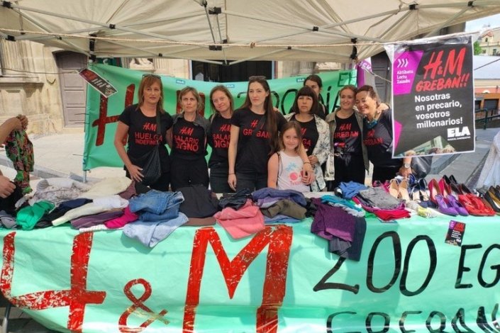 Acção na Praça do Município de Iruñea-Pamplona, a 27 de Junho de 2023, sobre uma faixa em que se lê «H&M, 200 dias em greve»