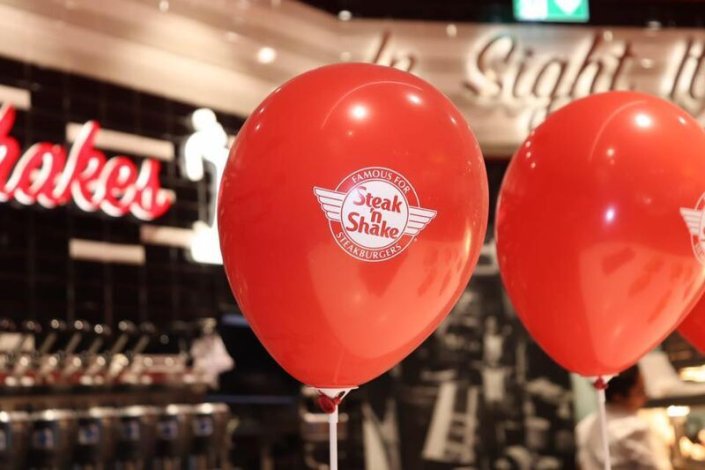 A cadeia de fast-food norte-americana, Steak 'n Shake, tem, por enquanto, restaurantes no Montijo, Almada, Braga e Porto.