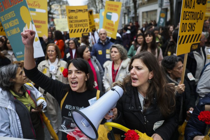 Concentração em frente ao Ministério da Saúde, no início da greve nacional de dois dias (8 e 9 de Março de 2023), convocada pelos sindicatos dos médicos do Norte, da Zona Centro e da Zona Sul, estruturas que integram a Federação Nacional dos Médicos (FNAM).