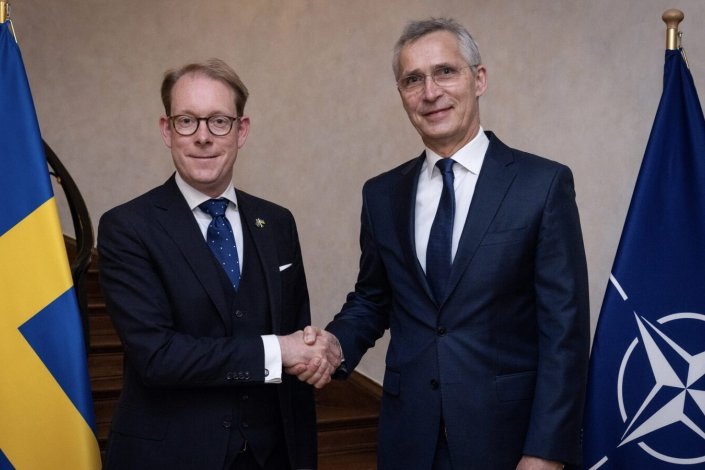 O ministro dos Negócios Estrangeiros da Suécia, Tobias Billström, com o secretário-geral da NATO, Jens Stoltenberg  