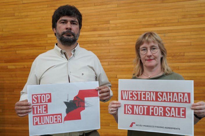 João Pimenta Lopes e Sandra Pereira, deputados do PCP no Parlamento Europeu, participam numa sessão contra o «ilegal» acordo de pescas entre a União Europeia e Marrocos, rejeitando o «roubo dos recursos do Sahara Ocidental». 12 de Julho de 2023
