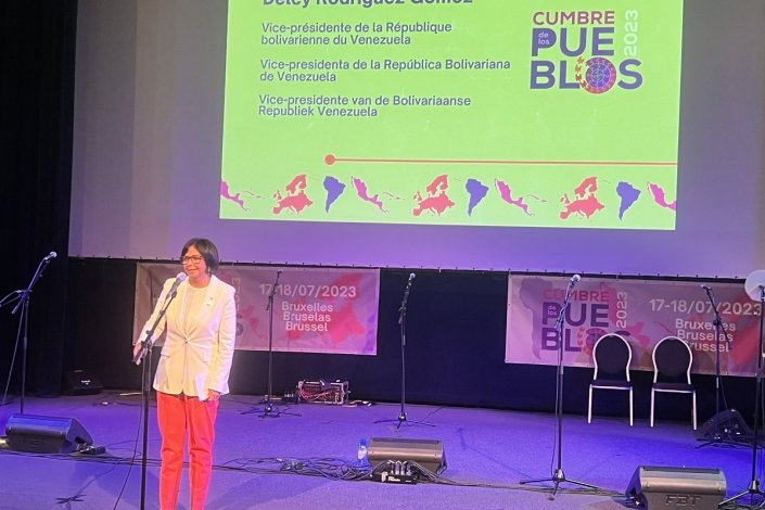 A vice-presidente da Venezuela, Delcy Rodríguez, a intervir na Cimeira dos Povos, a 17 de Julho de 2023