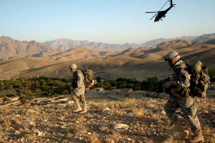 Paraquedistas norte-americanos numa operação em Lwar Kowndalan, Afeganistão, em Outubro de 2005