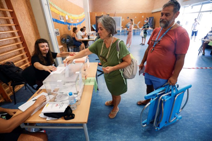 Um casal exerce o seu voto durante as eleições gerais antecipadas espanholas, numa assembleia eleitoral em Barcelona, a 23 de Julho de 2023 