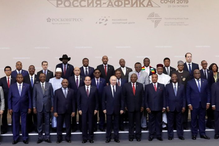 Na primeira cimeira Rússia-África/Fórum Económico, realizada em 2019, participaram 54 delegações oficiais africanas. Foram assinados 92 acordos, contratos e memorandos de entendimento e aprovada uma declaração que estabeleceu metas e objectivos para o desenvolvimento futuro da cooperação russo-africana em todas as suas dimensões