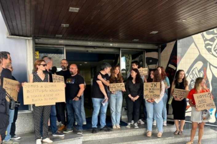 Os trabalhadores do Jornal de Notícias manifestaram-se hoje contra a saída do jornal da conhecida «Torre JN» localizada na baixa da cidade do Porto. Os trabalhadores estão contra a mudança de instalações e por sua vez de local de trabalho que será fora do centro da cidade. 24 de Julho de 2023.