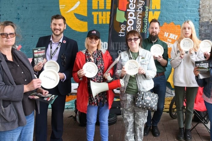Membros da People's Assembly Against Austerity em Southend, Inglaterra, a 22 de Julho de 2023 