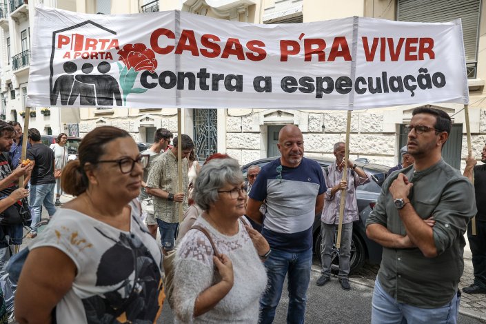 Manifestantes participam na concentração contra o programa do Governo «Mais Habitação» e a constante subida das taxas de juro, por parte do BCE, organizada pelo Porta a Porta – Casa para Todos, Movimento pelo Direito à Habitação, frente ao Ministério da Habitação. Esta quinta-feira, a instituição liderada por Christine Lagarde confirmou nova subida da taxa de juro, para 4,25%, agravando ainda mais as dificuldades de quem tem empréstimo à habitação. Lisboa, 27 de Julho de 2023