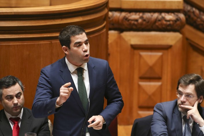 António Leitão Amaro, actualmente deputado do PSD, na discussão do Orçamento do Estado para 2014 como secretário de Estado da Administração Local, na Assembleia da República, em Lisboa. 21 de Novembro de 2013