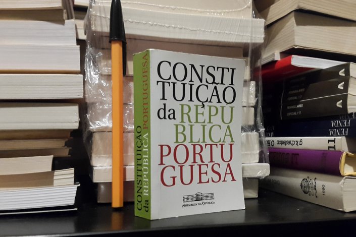 A Constituição da República Portuguesa foi aprovada a 25 de Abril de 1976