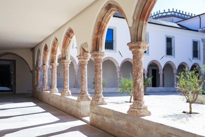 Rocha da Brecha da Arrábida em uso no claustro do Convento de Jesus, Monumento Nacional, em Setúbal.