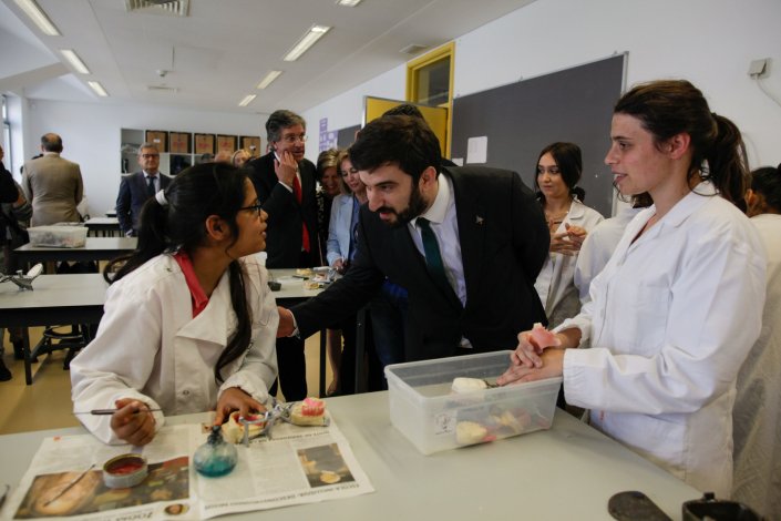 O ministro da Educação, Tiago Brandão Rodrigues, acompanhado por alunos do ensino profissional durante uma visita à Escola Secundária Acácio Calazans Duarte, na Marinha Grande. 19 de Maio de 2017