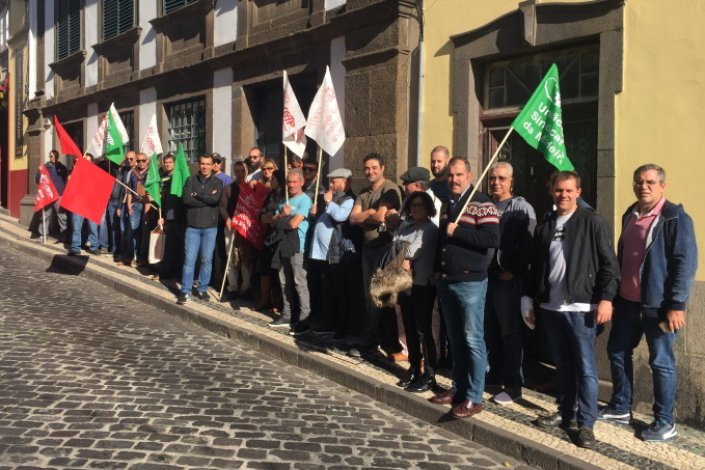 Trabalhadores da Águas e Resíduos da Madeira concentraram-se frente à Assembleia Legislativa exigindo aumentos salariais, 22 de Dezembro de 2017