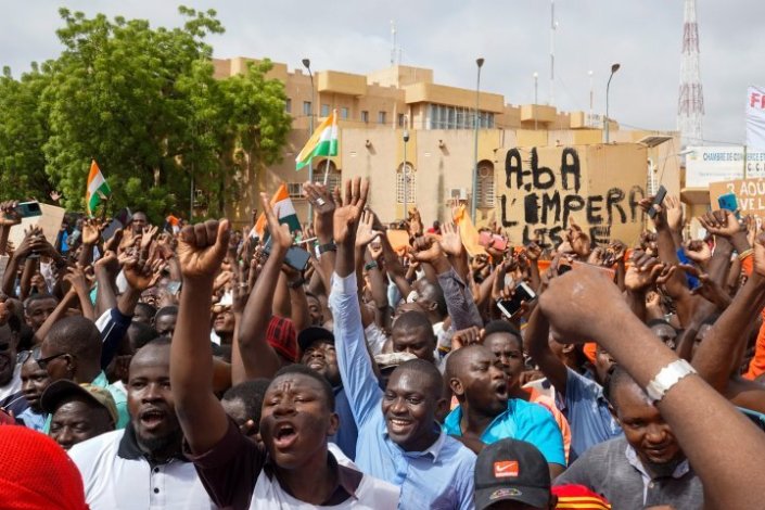 Milhares de nigerinos participaram em manifestações de apoio à junta que lidera o País desde o golpe militar de 26 de Julho. No cartaz lê-se: «Abaixo o Imperialismo». Uma das principais reivindicações destes protestos é a saída dos 1500 militares franceses estacionados no Níger. Niamey, 3 de Agosto de 2023. 