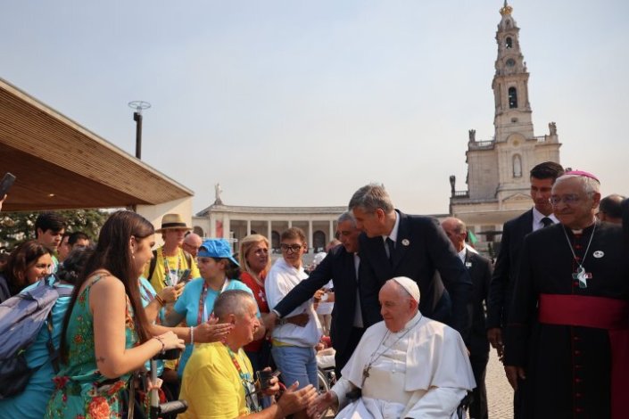 O Papa Francisco visitou o Santuário de Nossa Senhora de Fátima a 5 de Agosto de 2023, durante as Jornadas Mundiais da Juventude. Segundo o Sindicato de Hotelaria do Centro/CGTP-IN, várias unidades hoteleiras na cidade, incluindo aquelas que são geridas por congregações religiosas, recorrem ao trabalho ilegal e clandestino de imigrantes, sem assegurar o mínimo de dignidade para esses trabalhadores. 