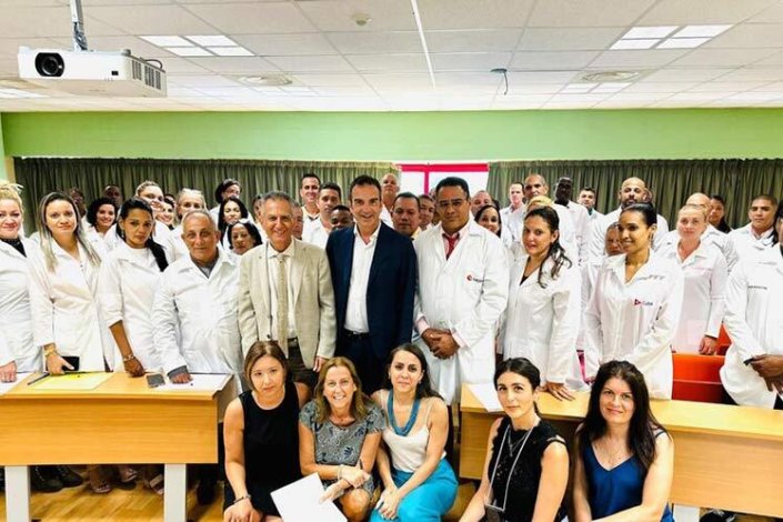 Roberto Occhiuto, presidente da região da Calábria, com o novo grupo de médicos cubanos