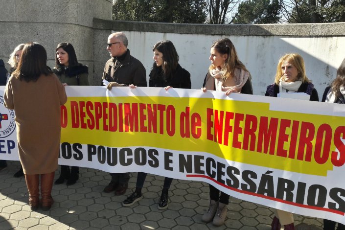 Mais de uma dezenas de enfermeiros e dirigentes sindicais estiveram concentrados hoje de manhã no protesto