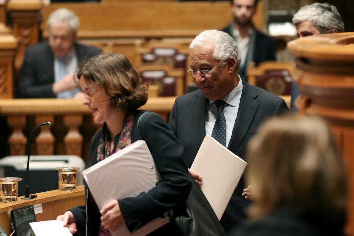 O primeiro-ministro, António Costa, acompanhado pela secretária de Estado Adjunta do primeiro-ministro, Mariana Vieira da Silva, à chegada para o debate quinzenal, na Assembleia da República, em Lisboa. 14 de Fevereiro de 2018