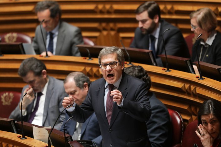 Jorge Lacão, que está em substituição temporário do presidente da Assembleia da República, assumiu a responsabilidade pela alteração unilateral da agenda pelo PS e pelo PSD
