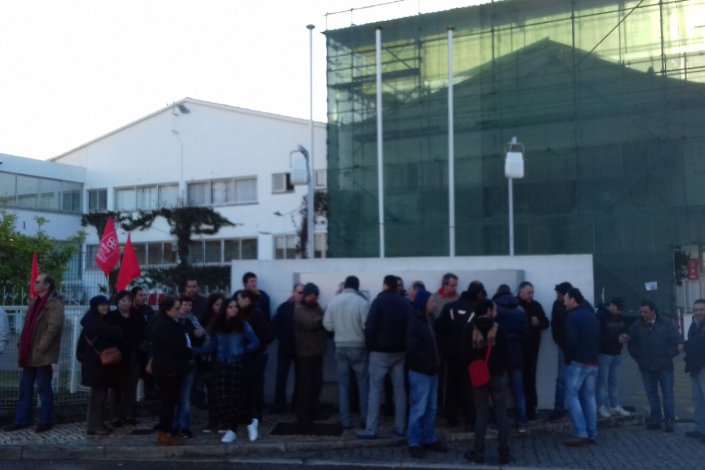 Trabalhadores em piquete de greve junto às instalações