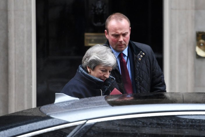 A primeira-ministra britânica, Theresa May, anunciou que a Rússia é responsável pelo envenenamento do seu espião, Sergei Skripal. O Supremo Tribunal de Justiça desmentiu-a. Na foto, a entrar num automóvel à porta da sua residência oficial, em Londres. 28 de Março de 2018