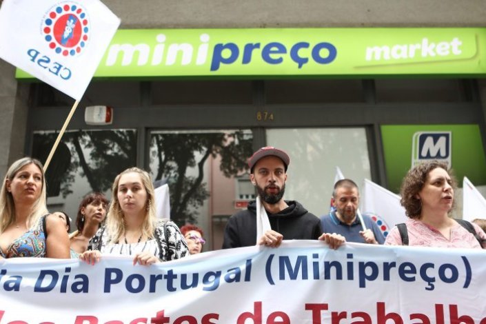 Concentração em Lisboa, convocada pelo CESP/CGTP-IN, contra o despedimento colectivo de 181 trabalhadores e o encerramento de 25 locais de trabalho do Minipreço. 4 de Agosto de 2022