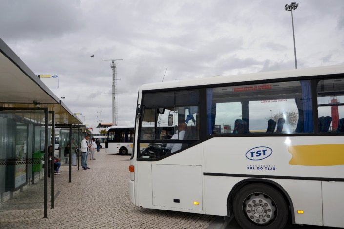 Utentes denunciam a existência de autocarros «fora do prazo de utilização»