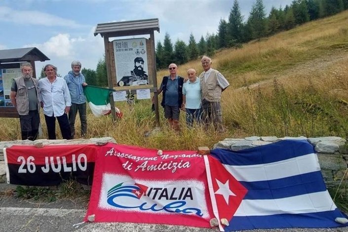 Membros da Associação Nacional de Amizade Itália-Cuba (Anaic) no Pico Fidel, assim baptizado em homenagem ao revolcionário cubano e localizado no Monte Arpone, nos Alpes / PL