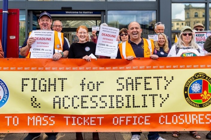 Acção junto à estação ferroviária de Halifax (Inglaterra) contra o encerramento de bilheteiras