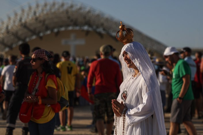 Uma peregrina, mascarada de Nossa Senhora de Fátima, participa nas cerimónias principais da Jornada Mundial da Juventude no Parque Tejo, Lisboa. 6 de Agosto de 2023