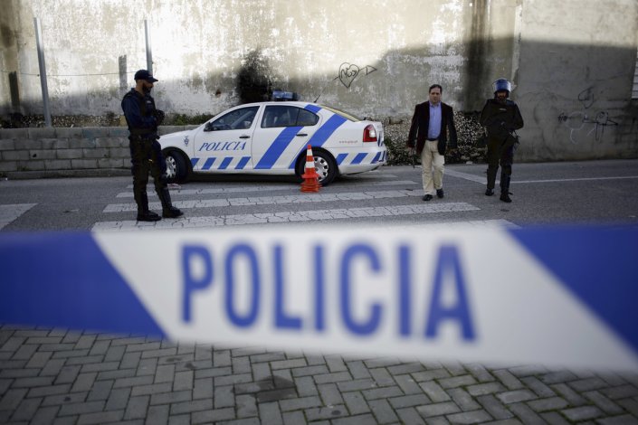 Elementos da PSP acorrem à urbanização da Quinta da Mós para responder a um alerta de tiroteio. Camarate, em Loures, 3 de Novembro de 2015