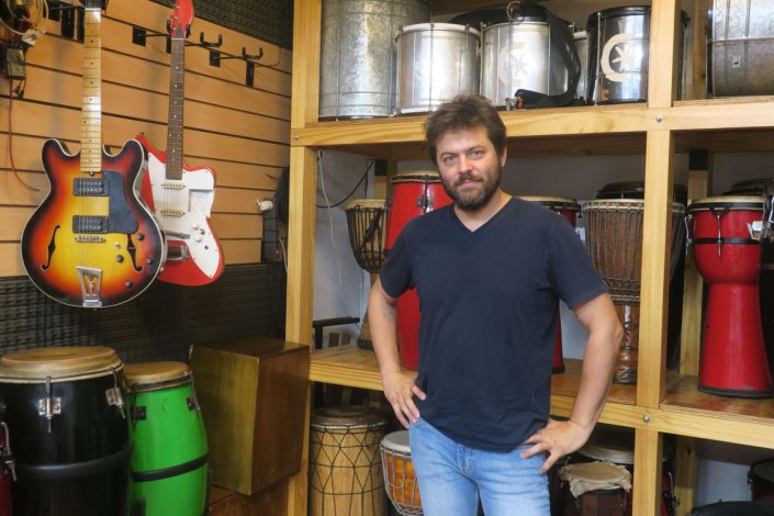 Santiago Vazquez no seu Centro de Estudos de Ritmo e Percussão com Sinais (CERPS), em Buenos Aires, Argentina (foto de arquivo)