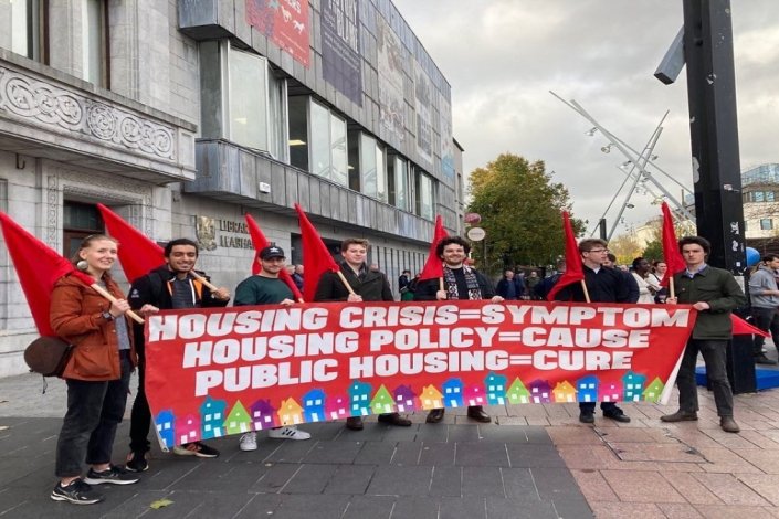 Protesto em Cork, Irlanda, promovido pelo Connolly Youth Movement (CYM) contra a «crise habitacional» no país 