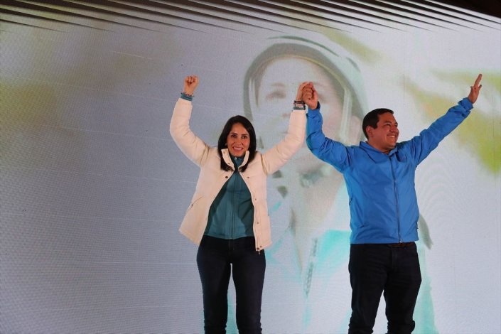 Luisa González e Andrés Arauz, candidatos pela RC à presidência e vice-presidência do Equador, festejam a vitória na primeira volta das eleições realizadas este domingo 