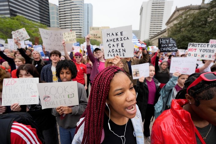 Mobilização de protesto contra as armas, intitulada «Marcha pelas Nossas Vidas», em Nashville, estado de Tennessee, a 3 de Abril de 2023