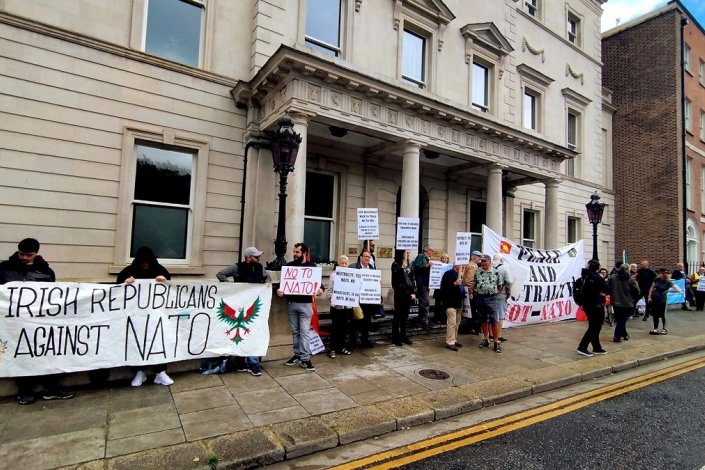 «O governo deseja claramente alinhar-se com os belicistas em Washington e bajular a NATO», denunciaram manifestantes em Dublin