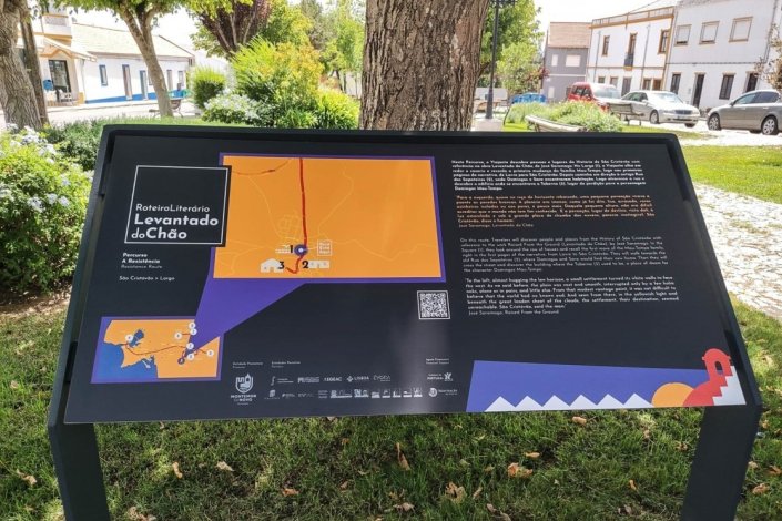 Painel sinalético do Roteiro Literário Levantado do Chão, em Montemor-o-Novo, que incide sobre a relação entre a literatura de José Saramago e a história local