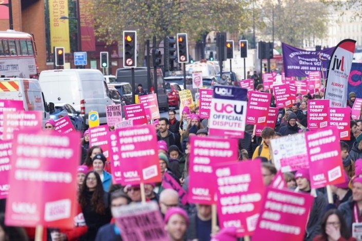 Docentes do Ensino Superior em greve durante uma manifestação em Londres, em Novembro de 2022 