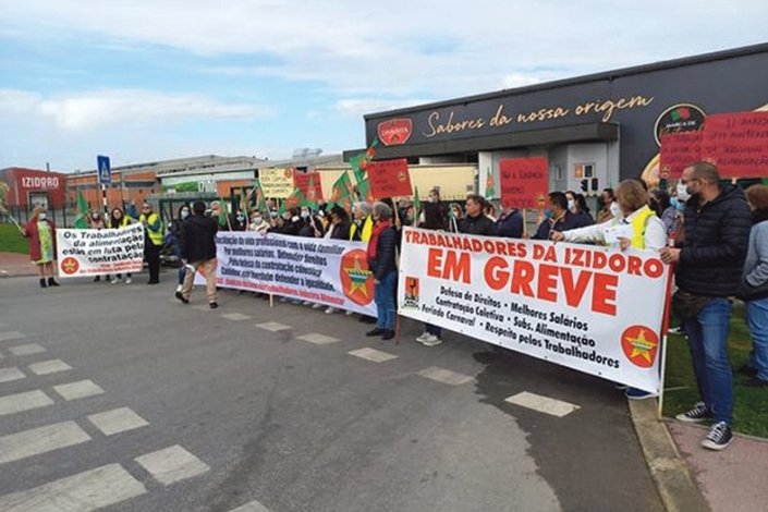 Trabalhadores da Izidoro em greve junto às instalações do Montijo (imagem de arquivo) 