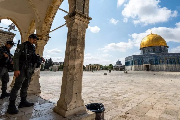 Polícias israelitas no complexo da Mesquita de Al-Aqsa, em Jerusalém Oriental ocupada, em Junho de 2023