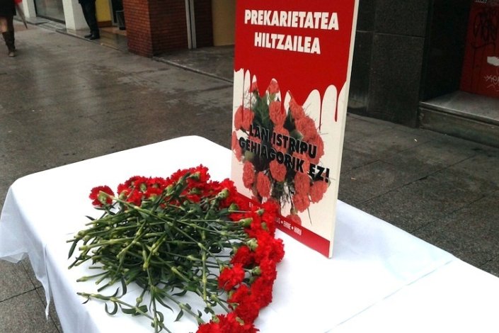 No cartaz lê-se: «A precariedade mata. Mais acidentes de trabalho não!»