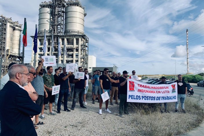 Concentração de trabalhadores da Indorama, em Silves, contra a intenção da empresa, com milhões de lucros anuais, de atirar centenas de trabalhadores para o lay-off a 66%. O deputado Alfredo Maia, do PCP, esteve presente na acção de luta. 